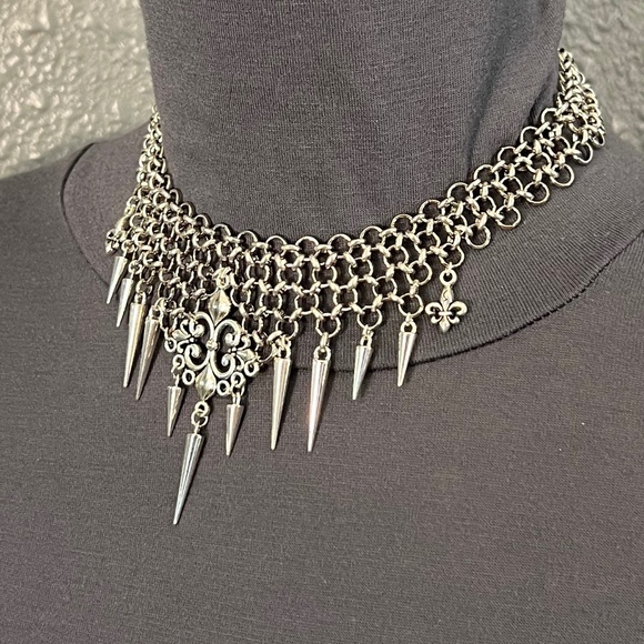 Fleur de Lis Gothic Renaissance Handmade Chainmail Choker Bib Necklace Spikes - Picture 6 of 16